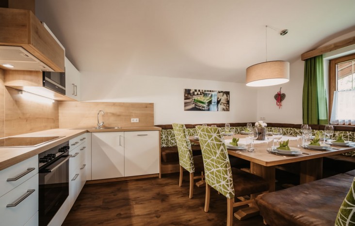 Moderne Küche mit großem Esstisch