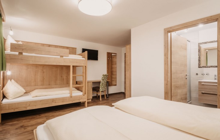 Familienzimmer mit Blick ins Bad