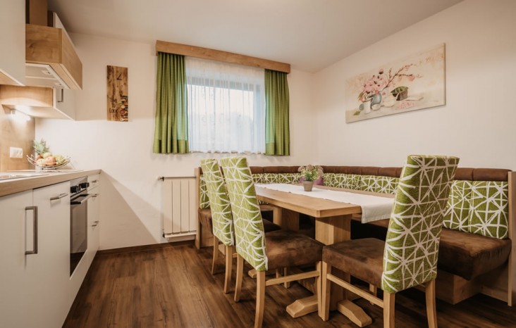 Küche mit gemütlichem Esstisch