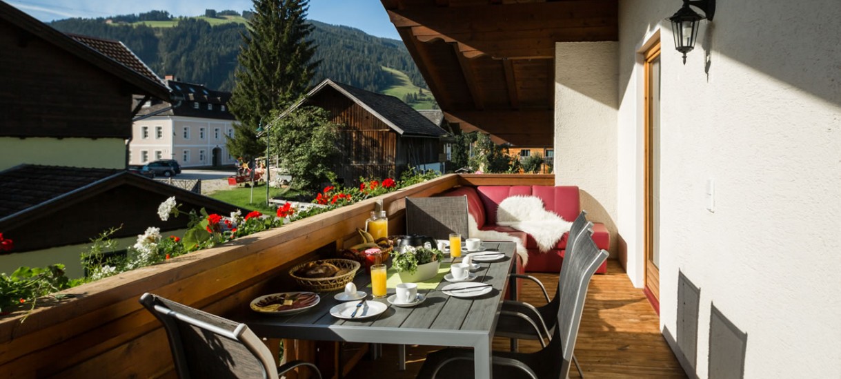Gemütliches Frühstück auf dem großen Balkon