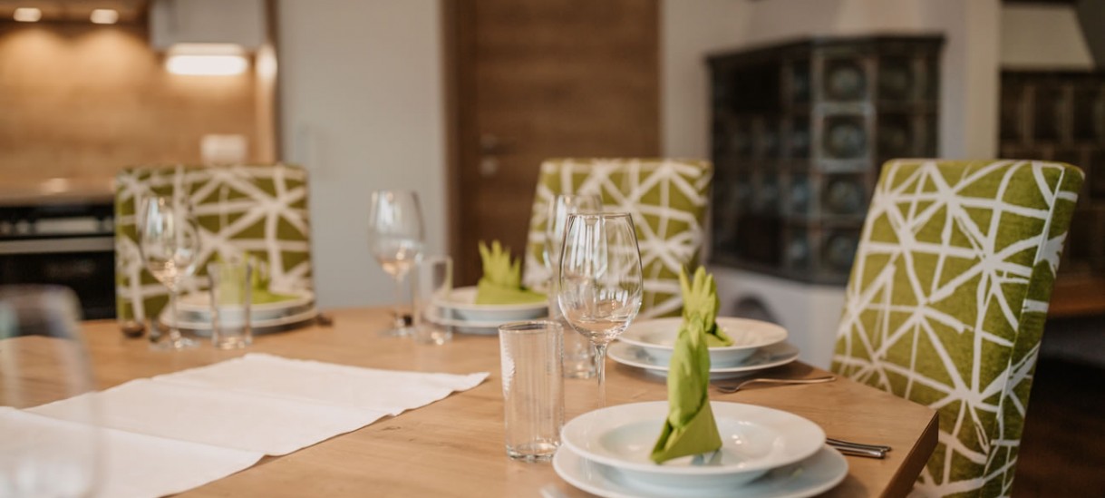 Liebevoll gedeckter Esstisch