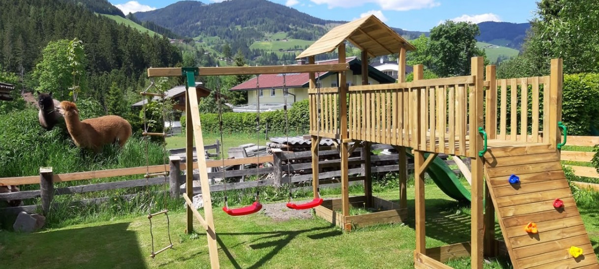 Schaukel und Kletterturm