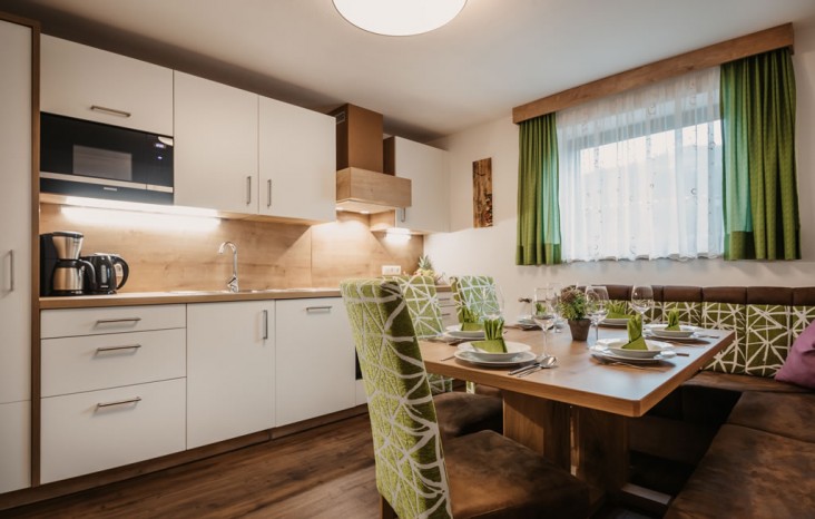 Moderne Küche mit Esstisch