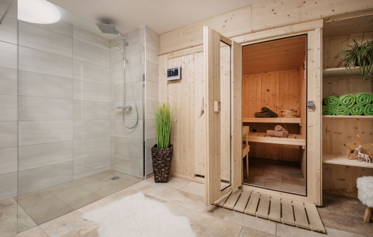 Sauna und Regendusche im Appartementhaus "Das Bergzeit"
