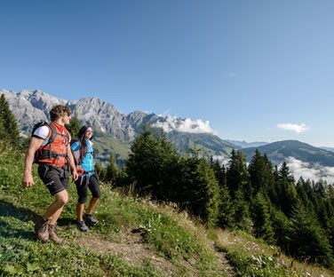 Pärchen beim Wandern in Wagrain © Ski amadé