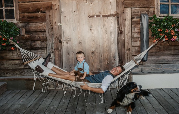 Gastgeber Hannes mit Sohn Maximilian und Hund Nala