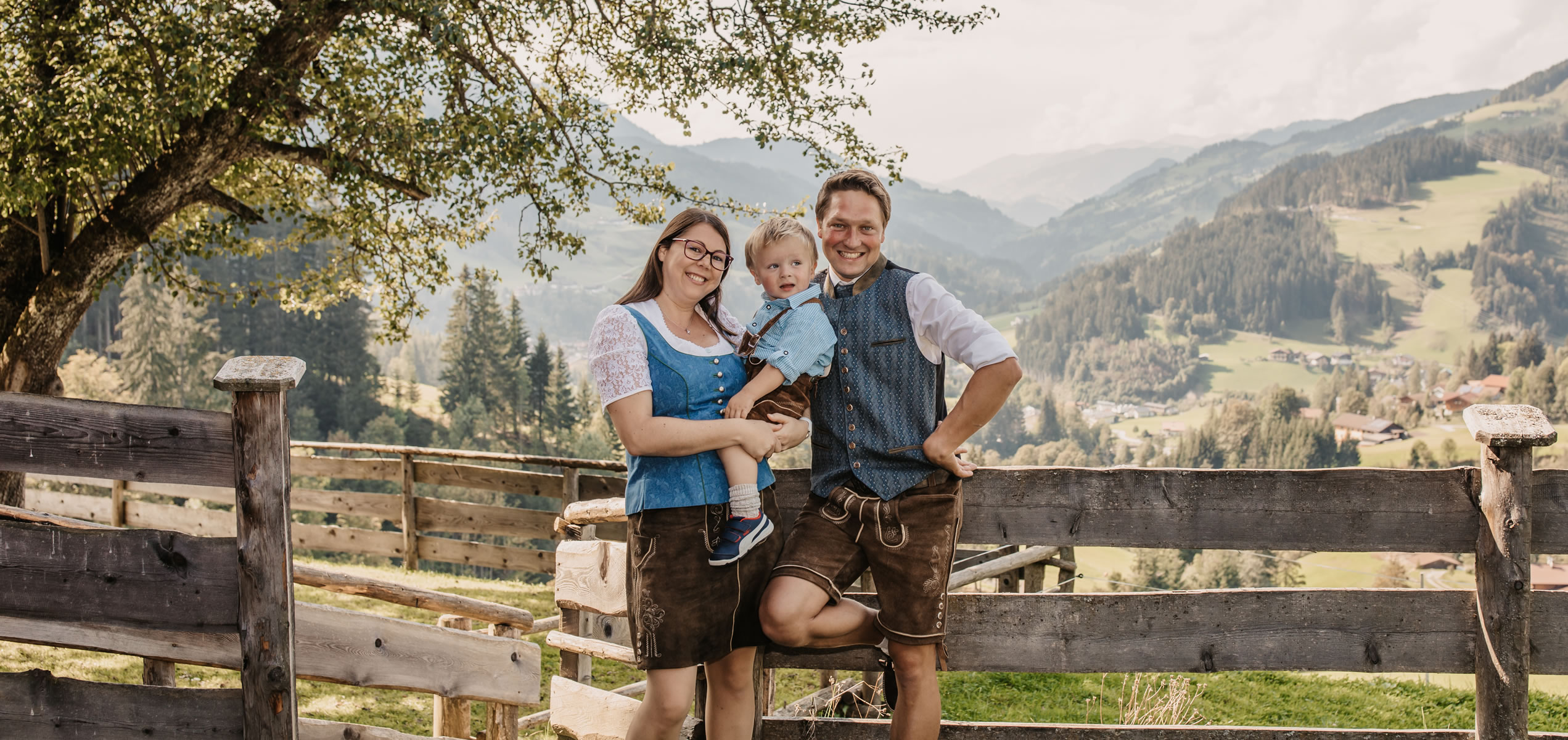 Familie Haussteiner vor Panorama-Blick