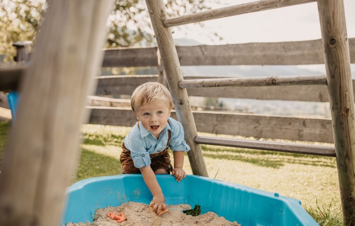 Sohn Maximilian beim Spielen in der Sandkiste