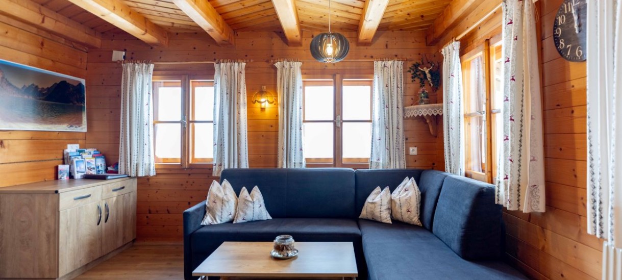 Gemütliche Couch mit TV