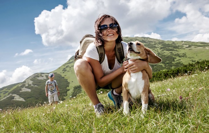 Familie beim Wandern mit Hund