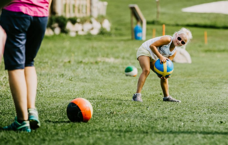 Mädchen spielt Soccer Golf © Wagrain-Kleinarl Tourismus_Eduardo Gellner