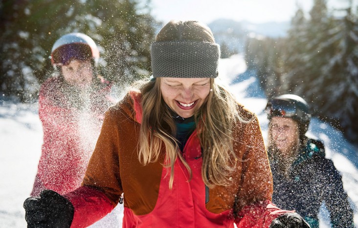 Winterwandern mit anschließender Schneeballschlacht mit Freunden © Salzburger Land Tourismus 